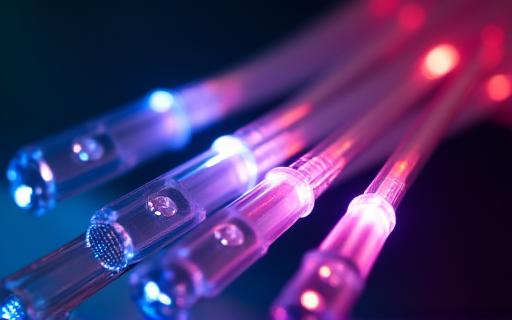 Primo piano di cavi luminosi in fibra ottica.